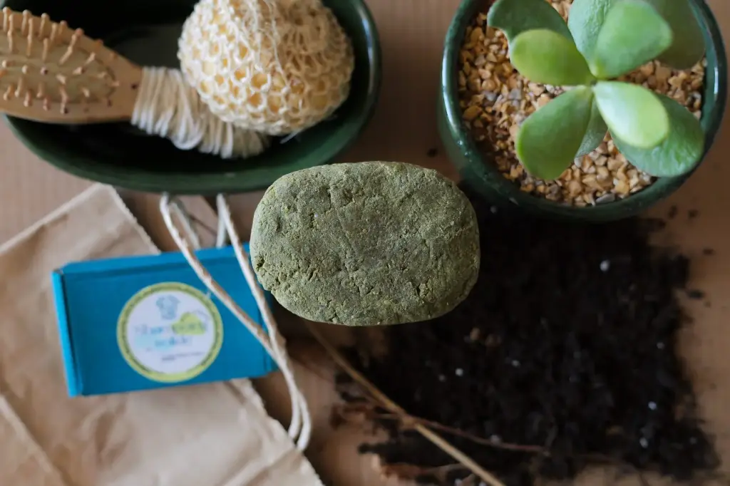 Shampoing solide à l'ortie poudre de cèdre et ghassoul