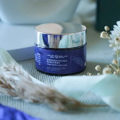Gommage facial au nila bleu